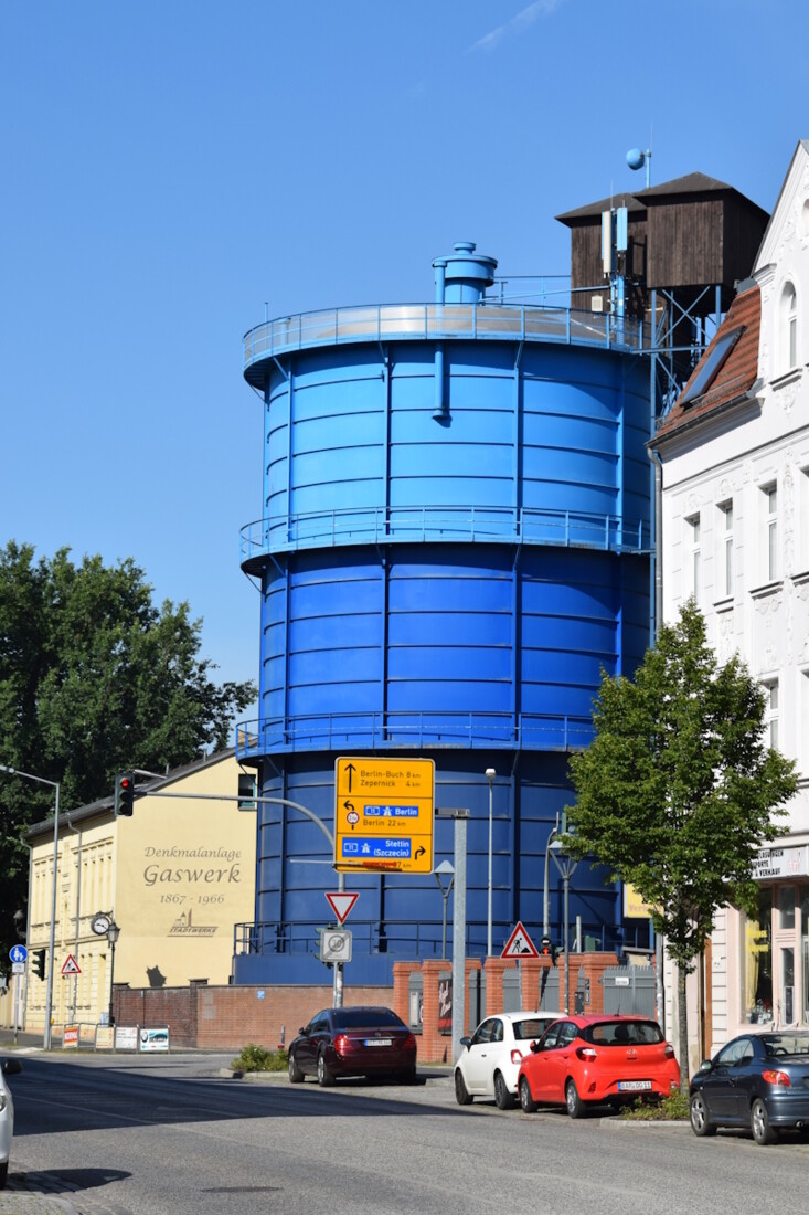 Eon blauer Scheibengasbehälter steht an einer Straßenkreuzung.