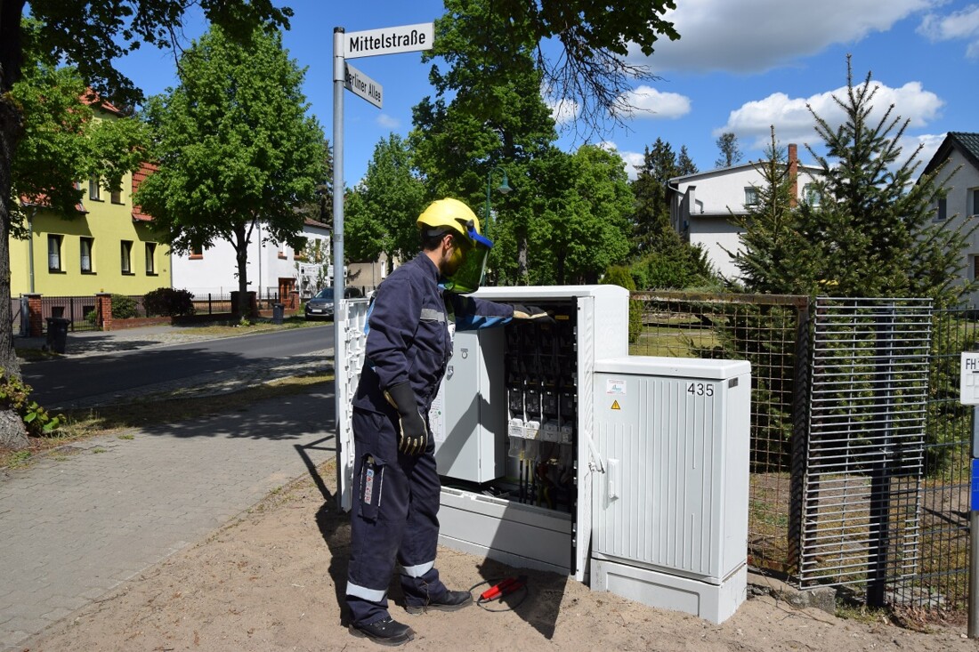 Ein Smart-Meter-Gateway wird an eine moderne Messeinrichtung gebaut.