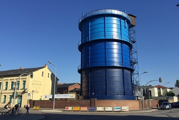 Blauer Gaskessel an der Straßenkreuzung