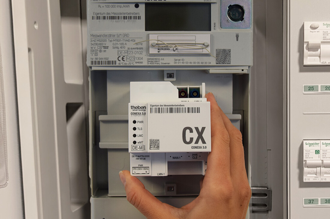 Ein Smart-Meter-Gateway wird an eine moderne Messeinrichtung gebaut.